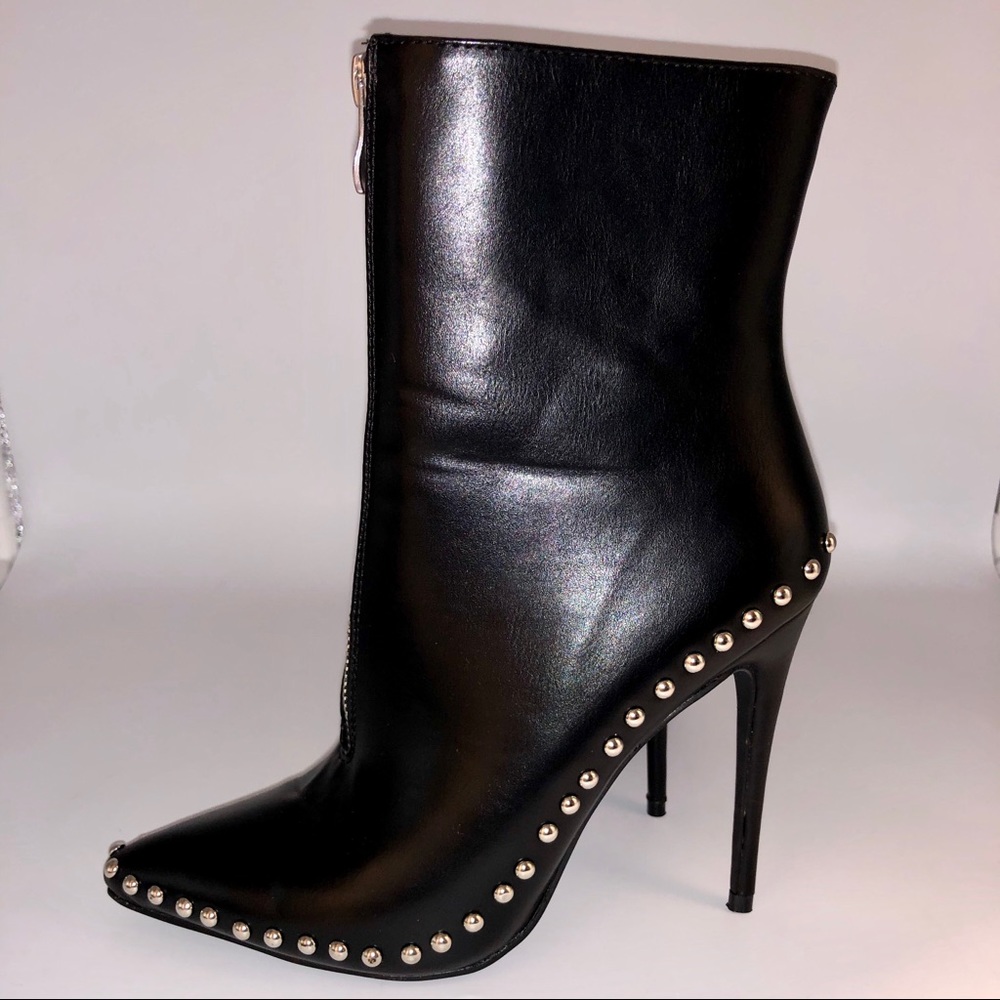 Black ankle boot!